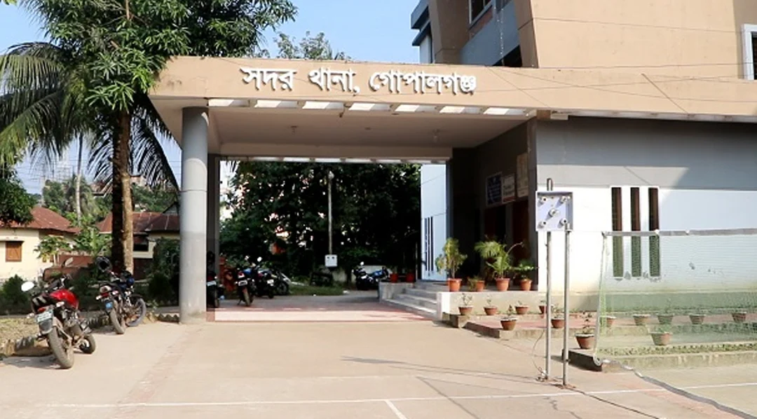 গোপালগঞ্জে অভিযানের সময় হামলা, কর্মকর্তাসহ আহত চার